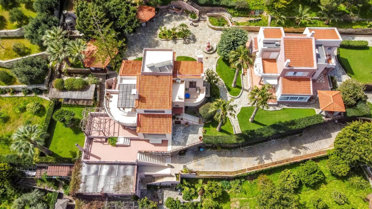 Modern Villas With Gardens And Stunning Views リガリア エクステリア 写真