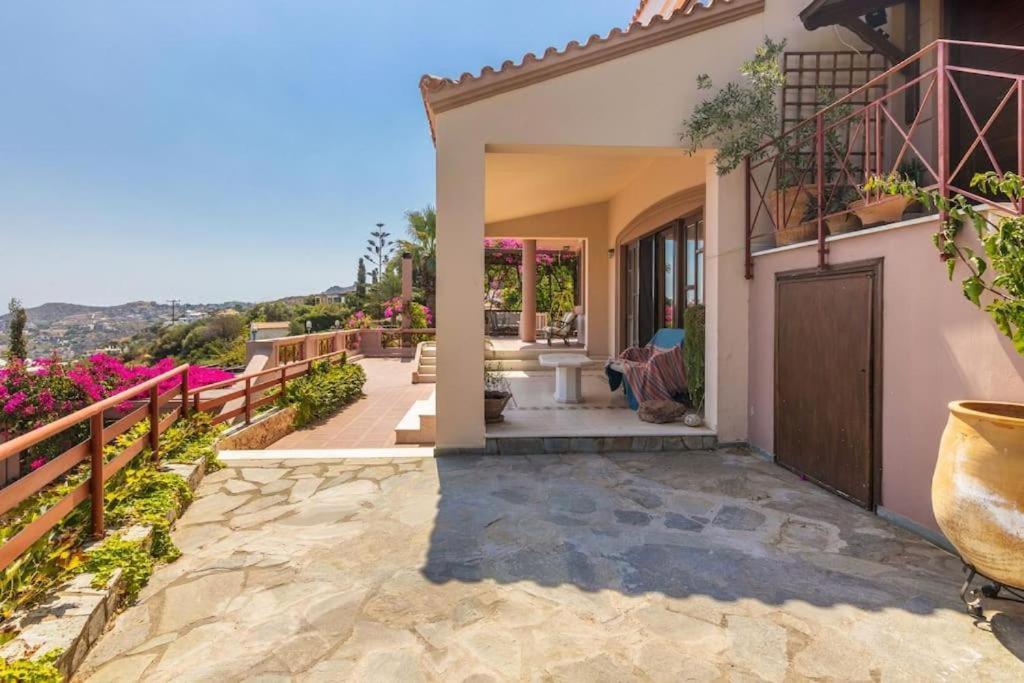 Modern Villas With Gardens And Stunning Views リガリア エクステリア 写真