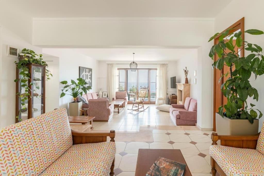 Modern Villas With Gardens And Stunning Views リガリア エクステリア 写真