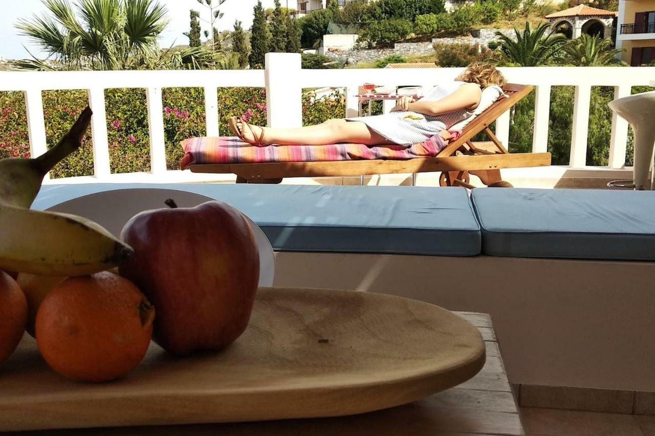 Modern Villas With Gardens And Stunning Views リガリア エクステリア 写真