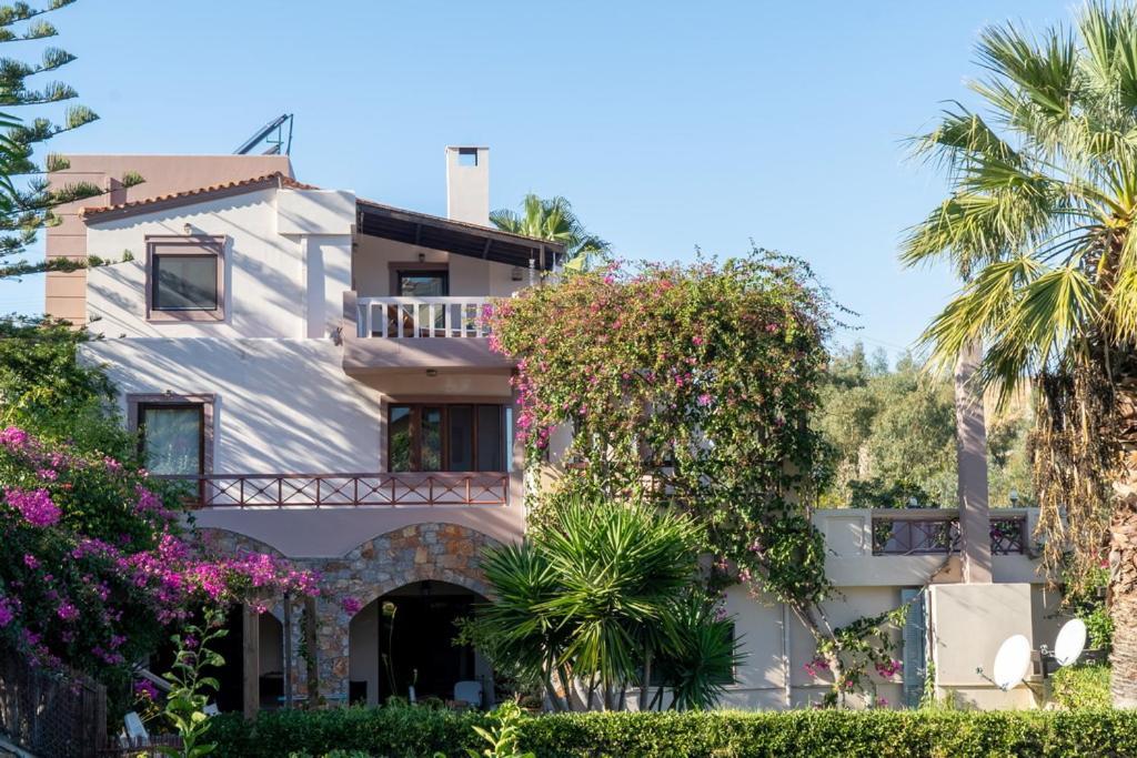 Modern Villas With Gardens And Stunning Views リガリア エクステリア 写真
